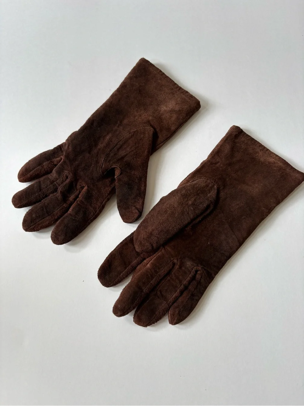 VNTG Chocolate Brown Suede Women’s Gloves Button Row Academia Career Preppy M